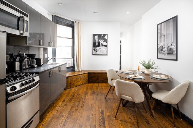Eat-in Kitchen - Stylish 3/4BD Apartments (+Rooftop&Backyard)