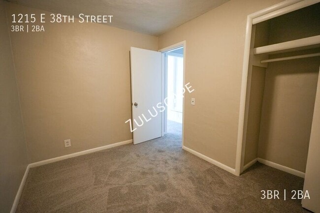 Building Photo - 1215 E 38th St