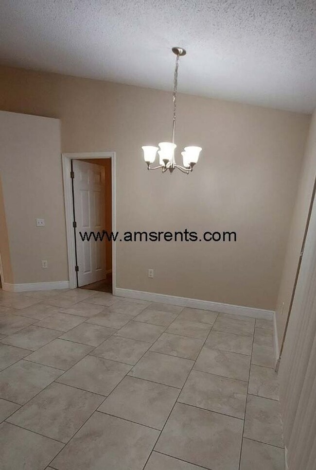 Building Photo - Spacious 3 Bedroom 2 Bath
