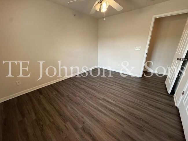 Building Photo - Lovely 2 Bedroom Condo Off Hwy 150
