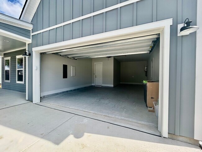 Building Photo - 1214 Laurel Oak Ave