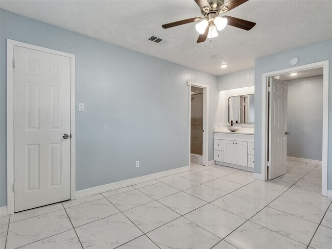 Building Photo - 6410 Barrygate Dr