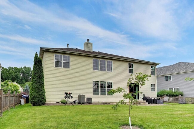 Building Photo - 18768 W Highfield Dr
