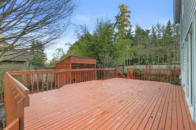 Building Photo - Beautiful 3 Bedroom Home in Bridle Trails
