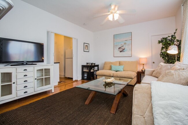 Building Photo - 1Br/1Bth unit! Hot Water included. Great location!