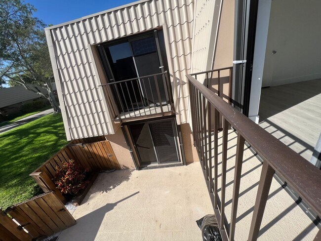 Building Photo - Townhouse 2 Bedroom 2.5 Bath West Palm beach