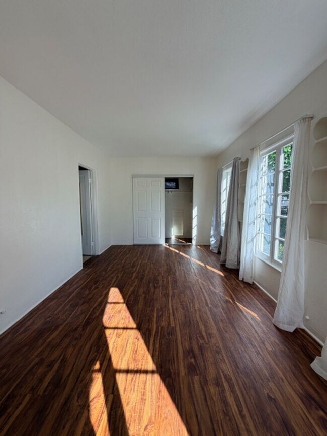 Building Photo - 251ivy