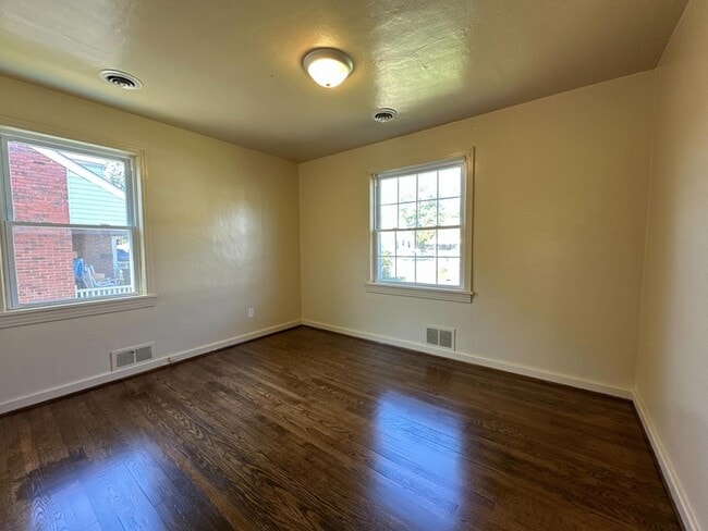 Building Photo - 1040 Hunt Ave NW