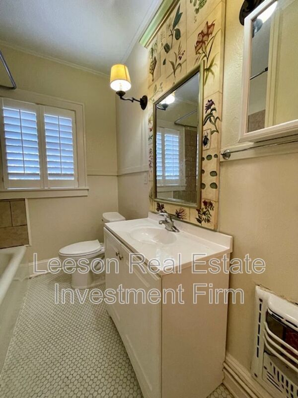 Building Photo - 458 Forest Ave