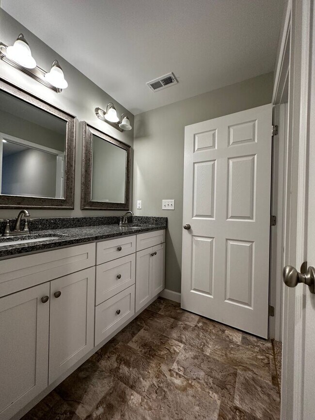 Building Photo - Spacious 3 Bedroom, 3.5bath in central Joh...