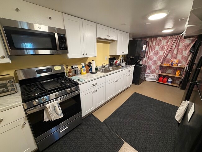 Building Photo - 565 W Midway Blvd