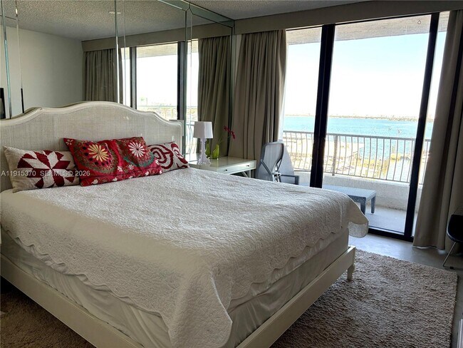 Building Photo - 555 NE 15th St