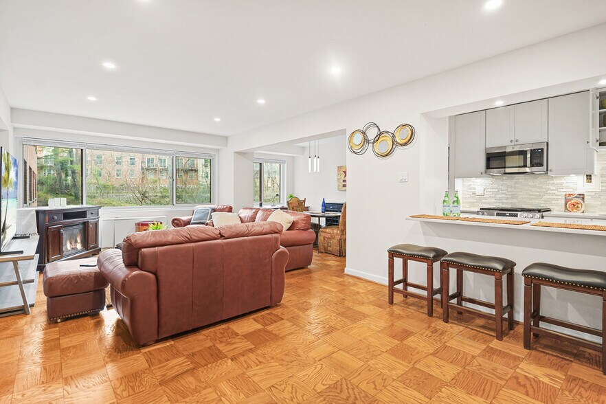 Building Photo - 4201 Cathedral Ave NW