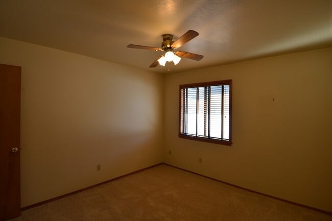 Building Photo - 3 Bedroom Townhome for Rent!