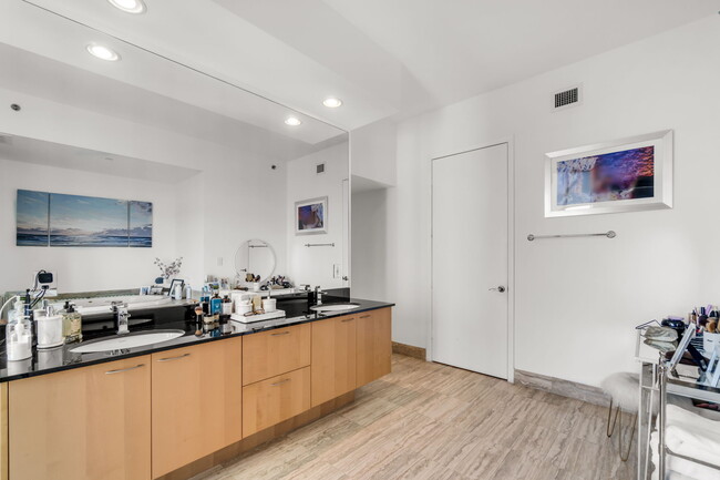 Building Photo - 16001 Collins Ave