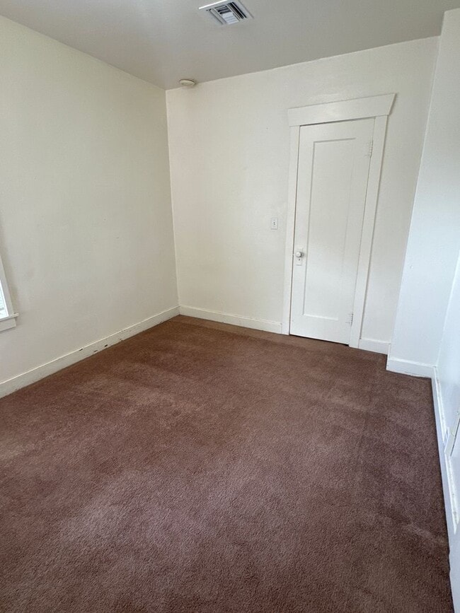 Building Photo - Cozy College Place Home
