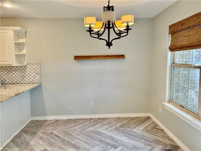 Building Photo - 305 Meadows Ct