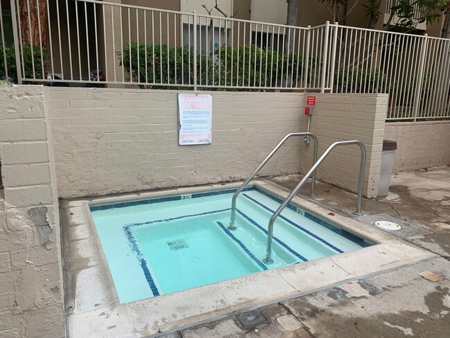 Building Photo - TOP FLOOR 1BD/1BA CONDO AVAILABLE AT THE PLAZA IN PACIFIC BEACH - $2,495/mo