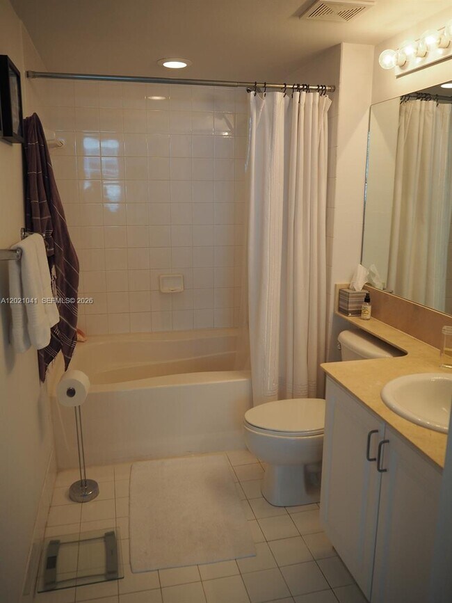 Building Photo - 1155 Brickell Bay Dr