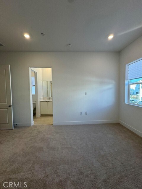 Building Photo - 436 Loon
