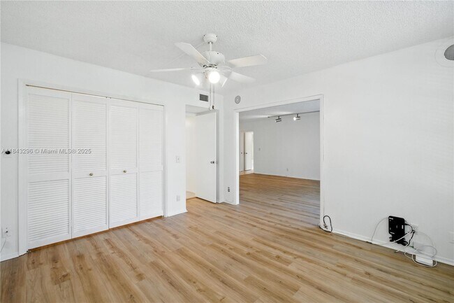 Building Photo - 3850 Oaks Clubhouse Dr