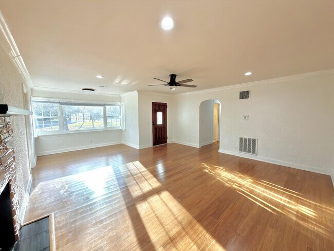 Building Photo - 1216 Eastwood Ave