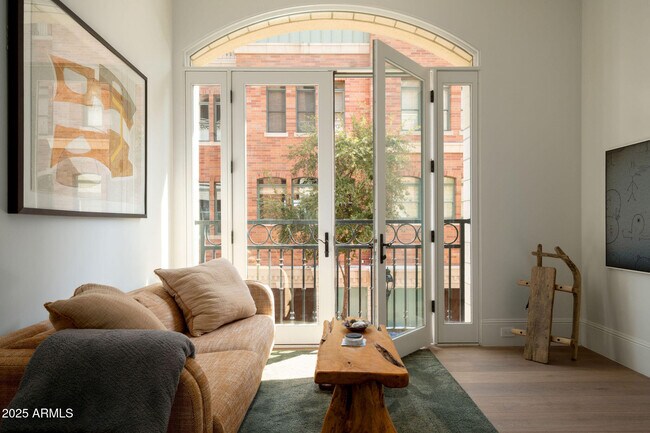 Building Photo - 50 W Palm Ln