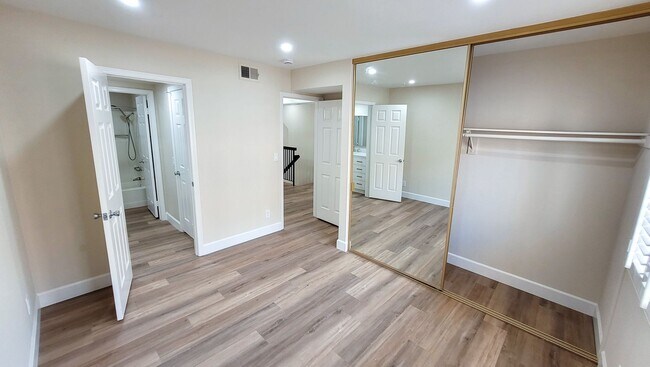 Building Photo - Beautifully Remodeled 3 Bed 3 Bath Townhou...