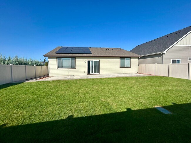 Building Photo - Luxury 3 Bedroom, 2 Bath Home with Granite Kitchen & Fenced Yard