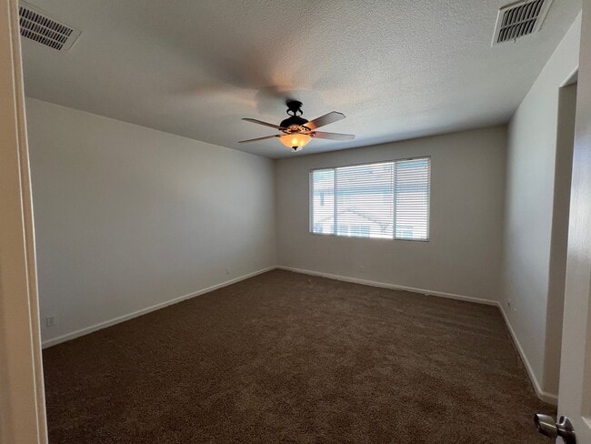 Building Photo - 5 bedroom home located in Sylvan School District!
