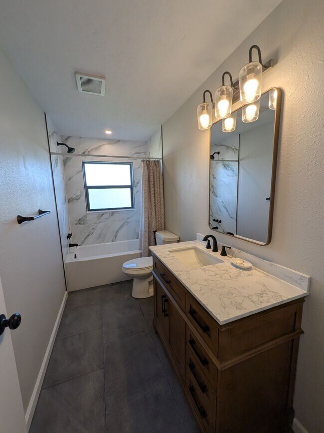 Building Photo - Gorgeous 3/2/2 Home, Great Location