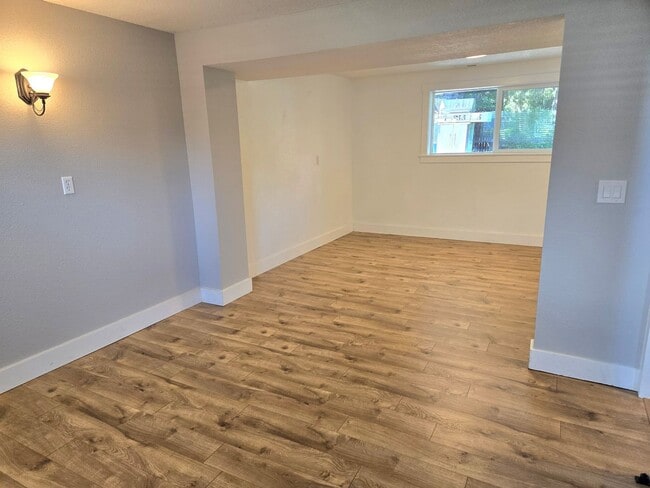 Building Photo - Love the area you live ! 3 bedroom 2 bath ...