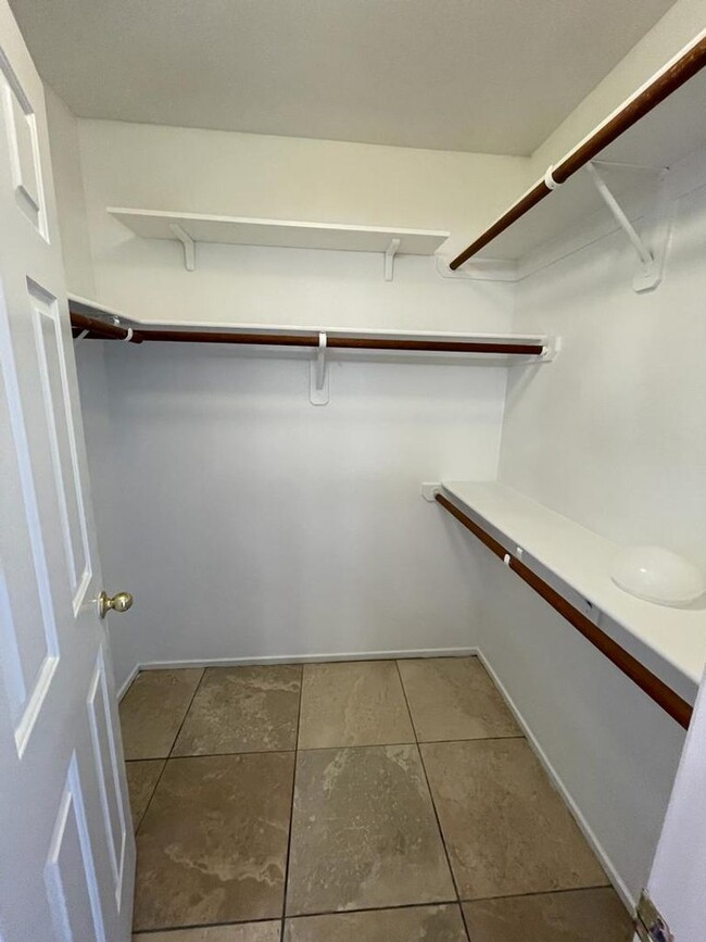 Building Photo - Beautiful 3 bed 2.5 bathroom home