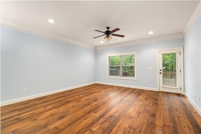 Building Photo - Spacious 5BR/4BA Home Near Downtown Auburn...