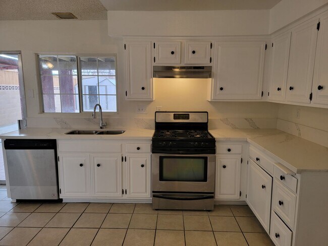 Building Photo - Beautiful 4 Bedroom Home in Palmdale!