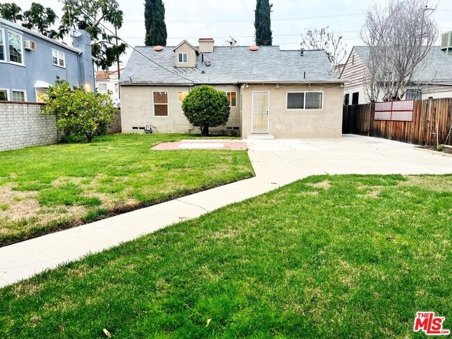 Building Photo - 14744 Magnolia Blvd