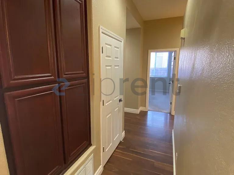Building Photo - Unit