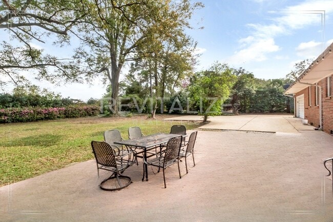 Building Photo - Charming Brick Ranch with Modern Comforts in Mobile!