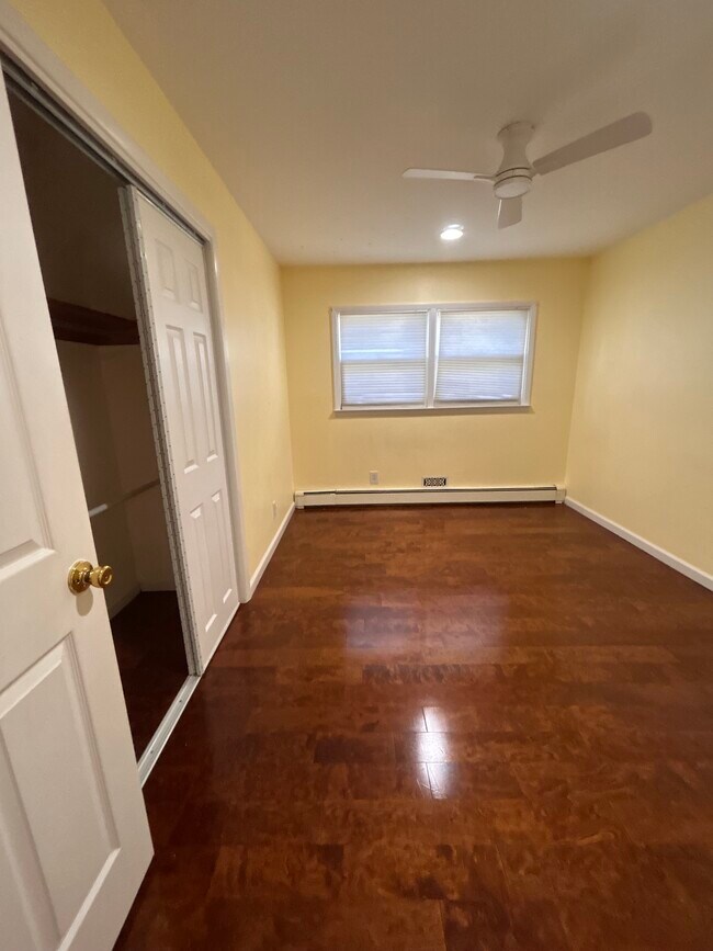 Building Photo - 879 Grove Ave