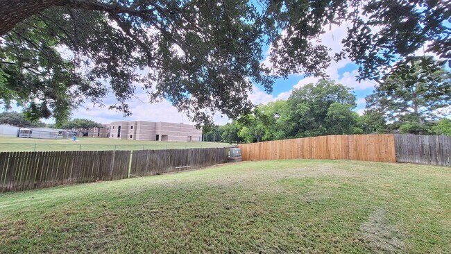 Building Photo - 17122 Canterbury Green Ct