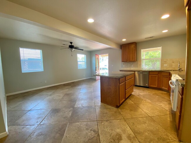 Building Photo - Charming 2 Bedroom Westside Petaluma Bungalow