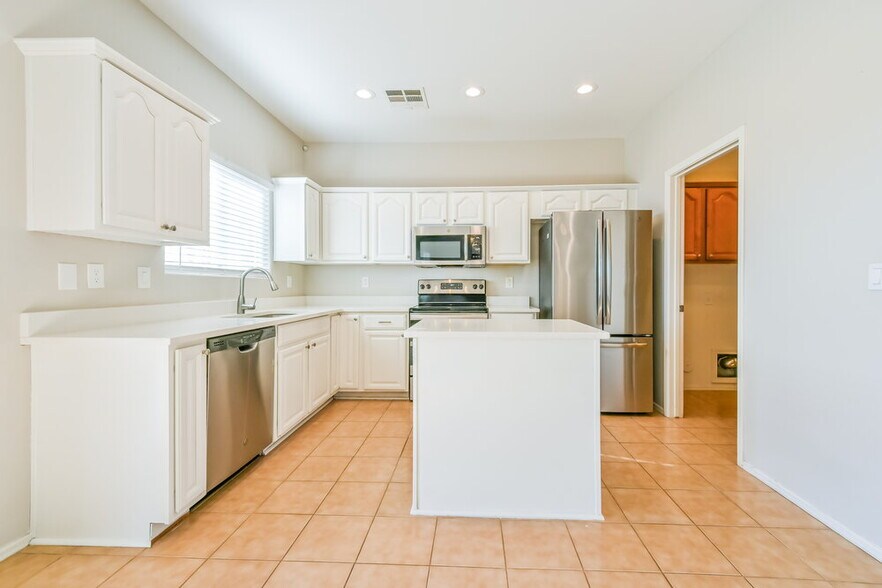 Building Photo - 28779 N Spur Dr