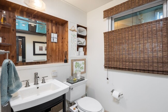 Building Photo - Privately Gated, Cool, Furnished Home, Tuc...