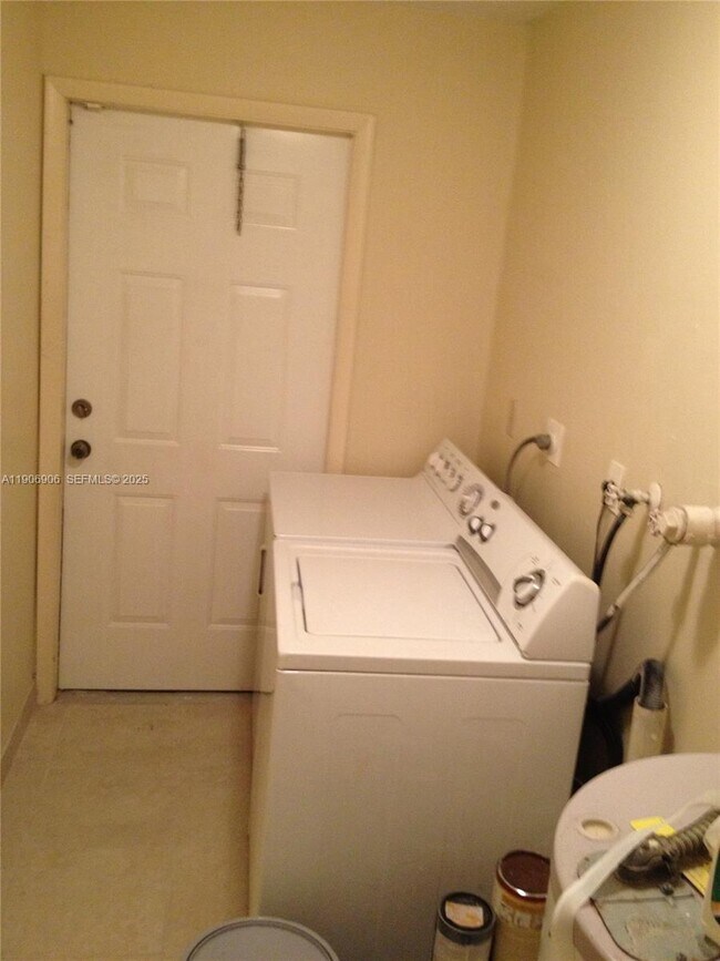 Building Photo - 4065 SW 51st St