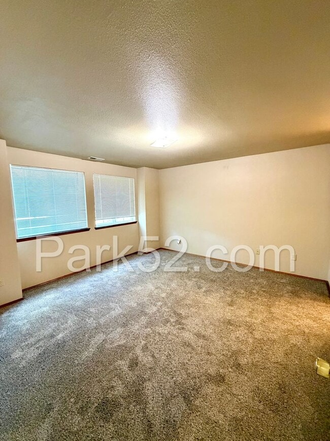 Building Photo - 2 Bedroom Townhome in Gig Harbor - New Flooring!