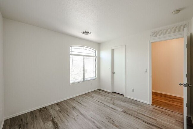 Building Photo - COMING SOON !! 4 BED 2.5 BATH, 2200+ SFT IN CAMELBACK RANCH, PHOENIX