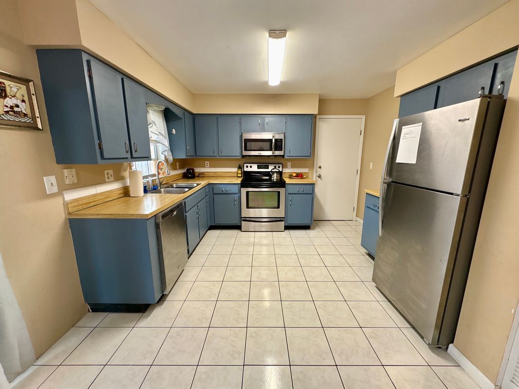 Building Photo - 2147 Sandalwood Dr