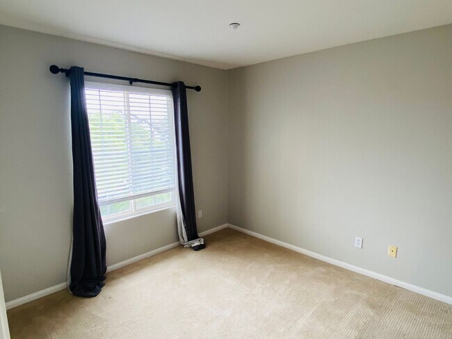Building Photo - Spacious Encinitas home with open layout, upgraded kitchen, and private backyard