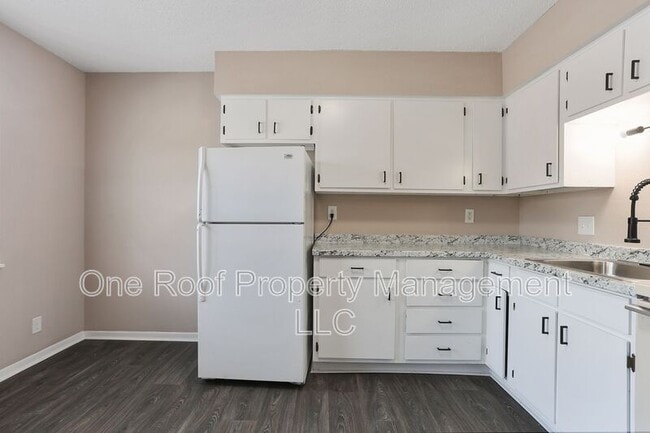 Building Photo - 701 Linwood Dr