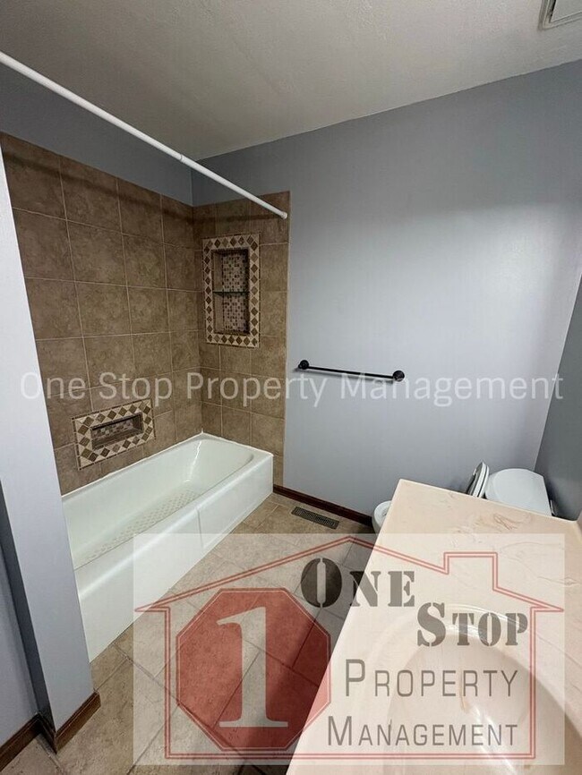 Building Photo - Beautiful 3 Bedroom / 2 Bathroom House in Blue Springs!